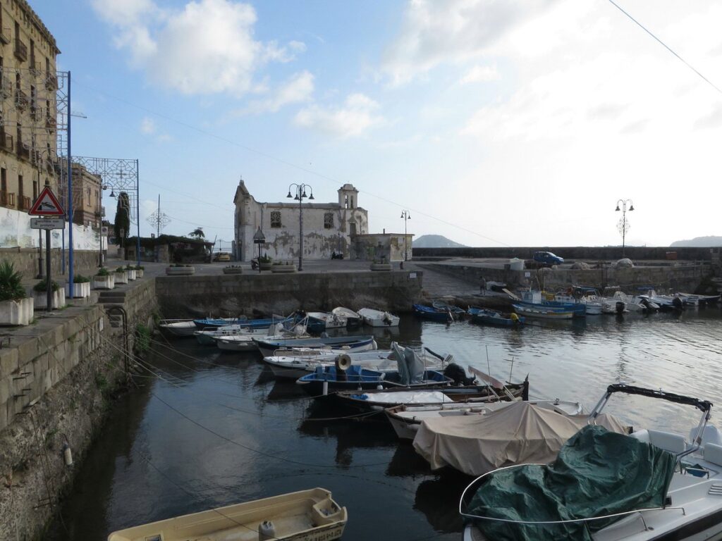 LA DARSENA DI POZZUOLI: TRA TRADIZIONI, CULTURA E SVAGO